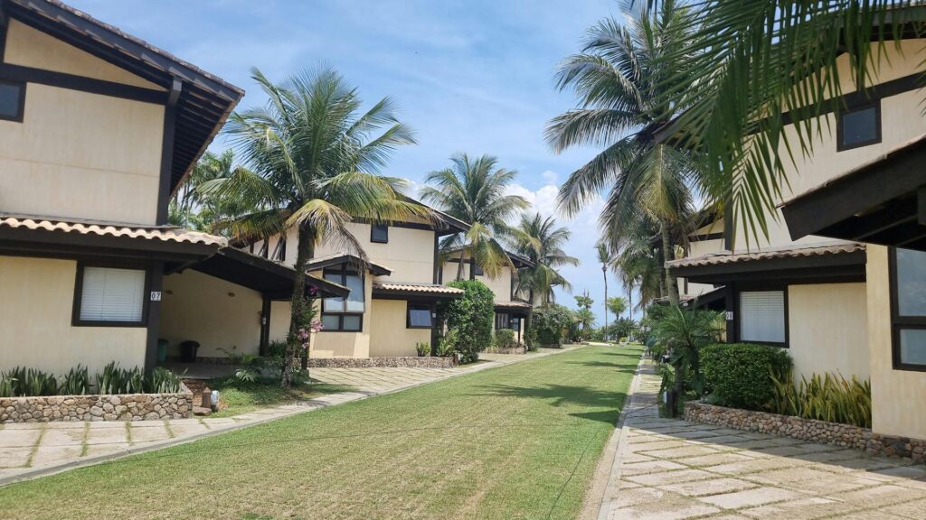 Row of Florida homes representing real estate license requirements for new agents